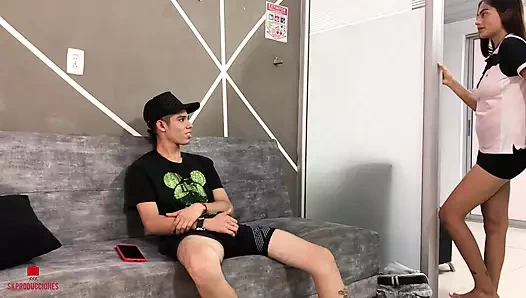 Üvey kız kardeşim beni mastürbasyon yaparken yakalıyor ve üstüne boşalmama yardım ediyor