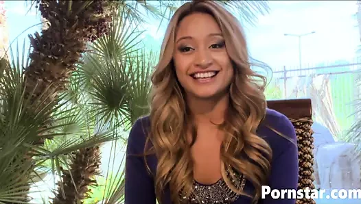 Seksi Natalia Rhodes parmaklıyor ve sert fışkırtıyor