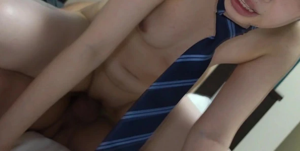 Asyalı üniversiteli kız onu becerdiğimde hala kravat takıyor. creampie orgazm