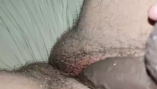 18 yaşındaki şişman kız ıslak, kıllı amında büyük siyah yapay penisle oynuyor