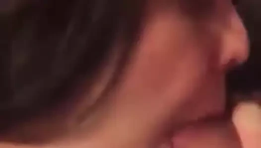 amatör o kaldırır sağ içinde onu ağız vay