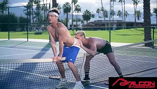 FALCON STUDIOS - Ryan Orion ve Dio Ferrero tenis kortunda prezervatifsiz sikişiyor