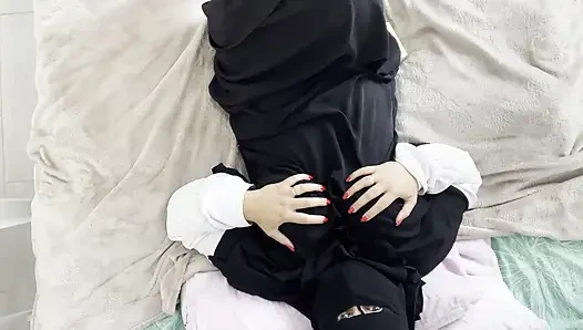 Arap üvey anne üvey oğlunu baştan çıkarıyor, külotsuz, amına ateşli döl alıyor