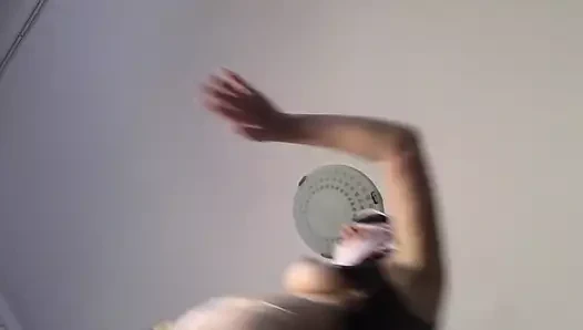 Seksi karısı çıplak ev işi yapıyor. Esmer, kıllı kedi, büyük göt, büyük göğüsler.