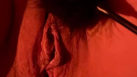 Evli kadın yatağa bağlı ve vibratörle son derece ıslak