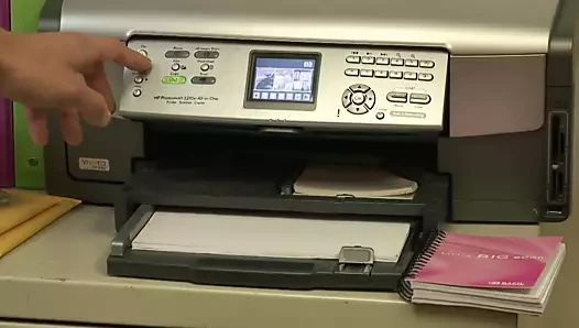 Asya bebek ile küçük memeler almak ona kedi sıçradı üzerinde the masa