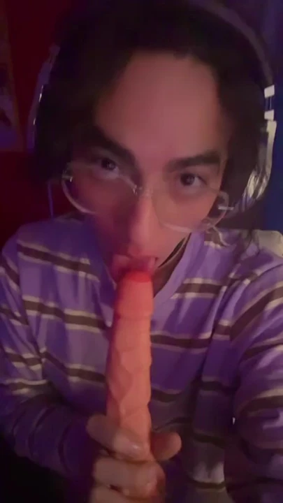Femboy sürtük yarak emme alıştırması yapıyor