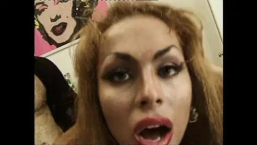 Güzel nostaljik travestilerin götü büyük yaraklı erkekler tarafından sikiliyor ve boşalıyor