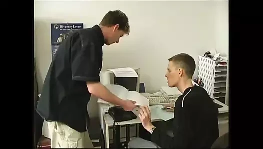 Ofiste ateşli oğlan seksi