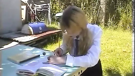 Sarışın öğrenci 2 öğretmeni tarafından çifte sikiliyor ve yüzüne boşaltılıyor