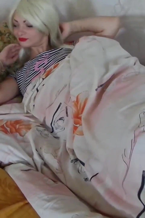 Tânăra blondă ajunge la orgasm
