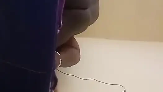 Yaşlı bir kadını çığlık atarken daha sert sikiyor