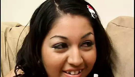 Sevimli genç latin sıkı tıraşlı amında domalarak sikişmeyi seviyor