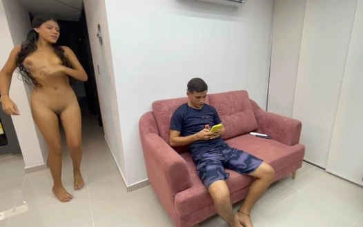 Utangaç Hintli üvey kız kardeşim evin her yerinde çıplak koşmamı baştan çıkarıyor ve onu hayatının en iyi sikişini yapıyorum