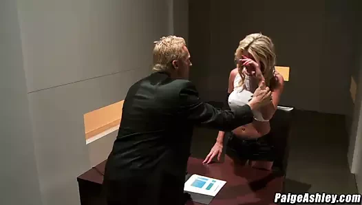 Paige ashley kötü olduğu için marcus london tarafından cezalandırılır