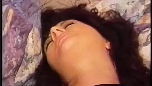 Klasik orta yaşlı seksi kadın amcığını yalıyor ve parmaklıyor