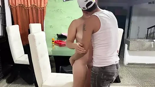 Yemek yerken üvey babamı soyardım, böylece beni becerebilir