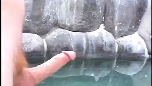 Bu sevimli genç sarışın kızın sıkı küçük göt deliği için güzel anal sikiş