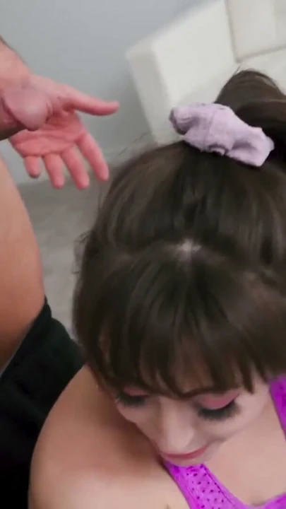 Analmom - fitness egzersizi seksi orta yaşlı seksi kadın ve eğitmeni için tutkulu anal esnemeye dönüşüyor | Klip 2