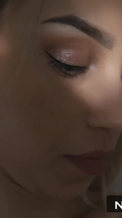 Seksi genç kız Elena Vedem üvey babası tarafından mastürbasyon yaparken yakalandı
