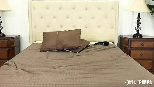 Tombul sarışın orta yaşlı seksi kadın amber lynn bach parmakları ve vibratörüyle canlı mastürbasyon yapıyor