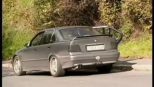 Dar pembe etekli ateşli sarışın genç bir çifti evlerinde sikiyor