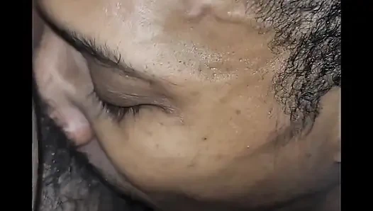 Onu birkaç kez ağzıma boşaltıyor