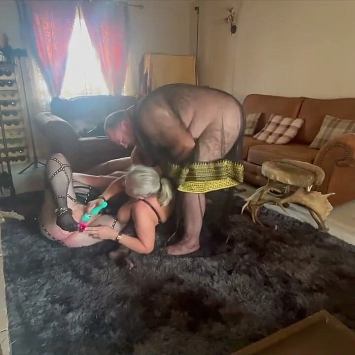 Bölüm 3 kadın kölelerimle oynuyorum ve eğlencemiz için birlikte oynamalarını sağlıyorum