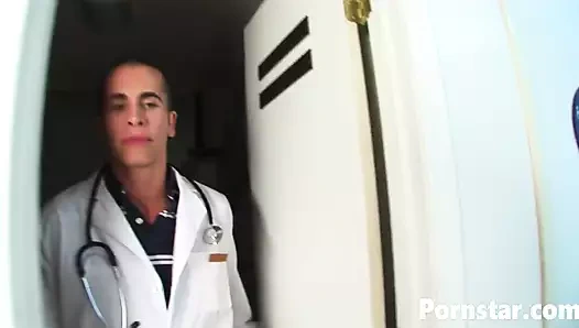 Ateşli hatun Deena Sky doktorla sert seks yapıyor