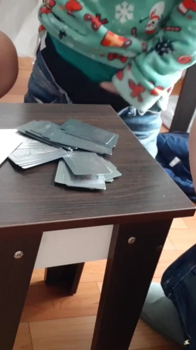 Bir kart oyunu ateşli bir lezbiyen üçlü sekse dönüştü | Klip 1