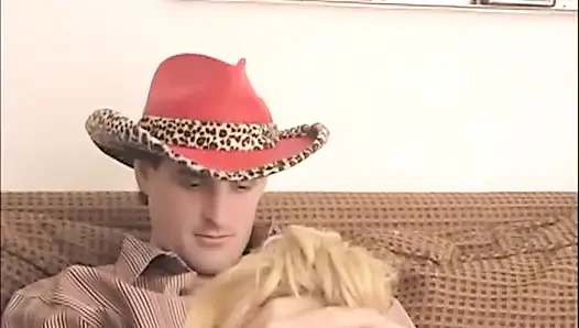 Esmer lezbiyenler tutkuyla öpüşüyor ve kızıl saçlılar