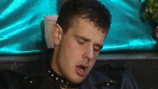 Çekici Alman bebekler bilardo masasında ateşli yumruk sokmanın ve anal grup seks partisinin tadını çıkarıyor