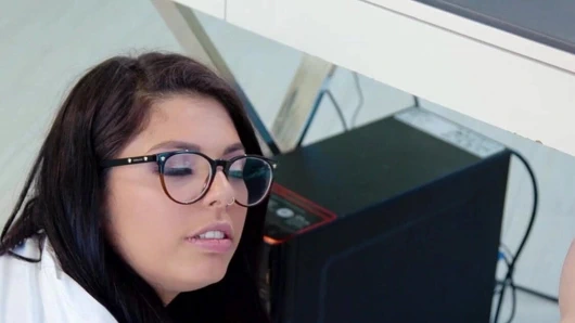 Bu kız güzel bir kedi yalıyor - alison rey ve gina valentina