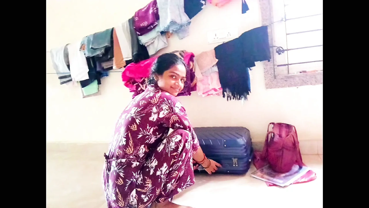 Bhabhi Cachonda a Gozar com o Seu Colega de Quarto no Banho