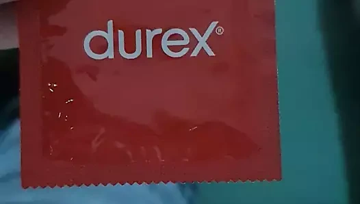 Üvey anne pantolonunu indirdi ve üvey oğlunun yarağına oturuyor ve sikişiyor