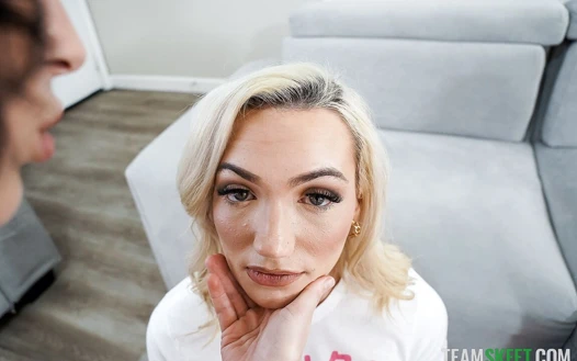 Ateşli orta yaşlı seksi kadın iki genç öğrenciye sert bir bdsm dersi veriyor