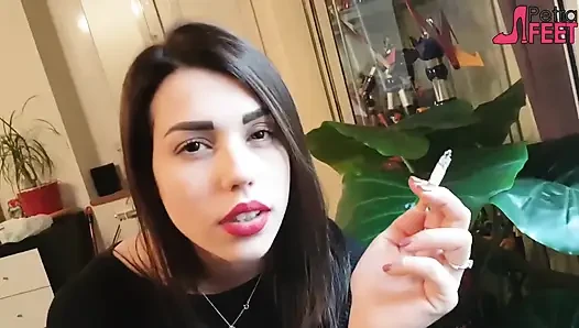 Güzel bir kızla yakın çekimde sigara içiyor