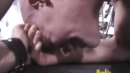 Zenci kadın egemenliği kölesine işkence ediyor