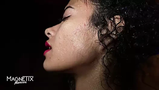 Numu Atari ıslak ve kremsi bir sauna seansı yapıyor! Kremsi bir sona çifte sikiş!