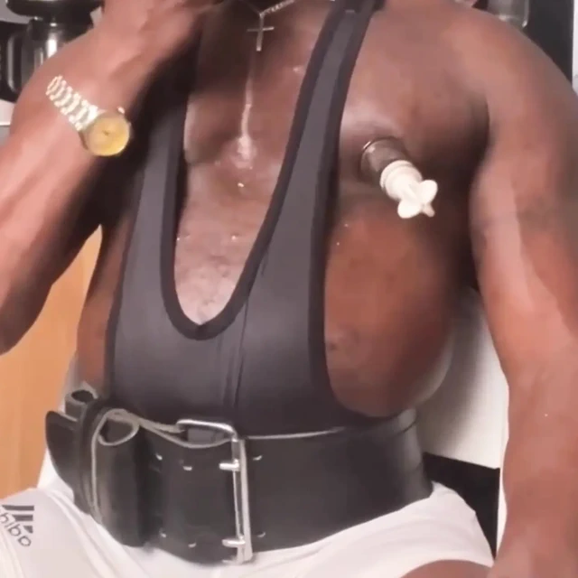 Kas Göğüs Titpump Ve Prostat Sağma Ile Oynuyor