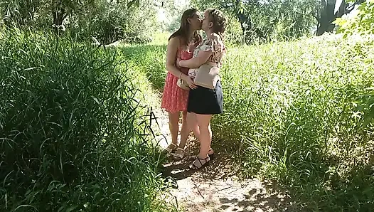 İki kadın kız ve olgun orta yaşlı seksi kadın herkesin içinde yol kenarında işeyen kırmızı külot çıkardı açık havada çiş lezbiyenler öpüşüyor