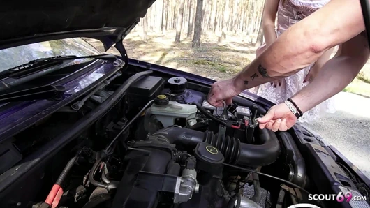 Minyon Alman gözlüklü kız tinyemily araba arızasıyla ilgili yardım için yabancıyla sikişiyor