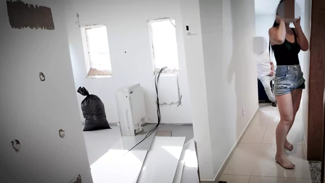Yaramaz ev hanımı evinde çalışan mimarla sikişiyor.