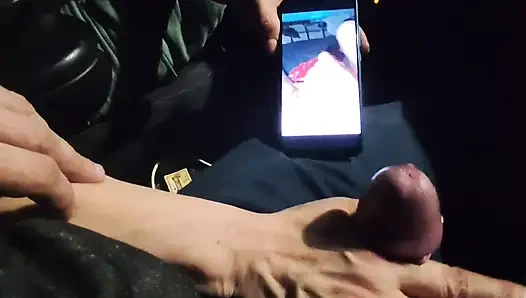 Neredeyse yakalanıyordum! Trafikte önümde mastürbasyon yapıyor, izlemeyi seviyorum. Büyük boşalma!  Bölüm 2