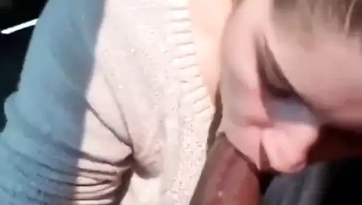 Fantastik uzman oral seks üzerinde bir büyük siyah horoz