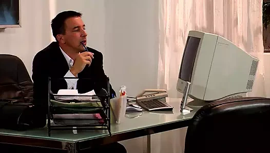 Seksi esmer patronu baştan çıkarıyor ve iyi bir sakso çekiyor ve sikişiyor