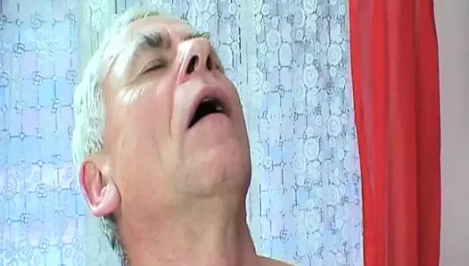 Süper büyük memeli sarışın kadının ağzını yaşlı bir penisle dolduruyor