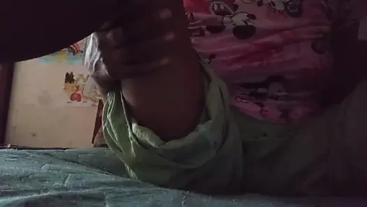 Hintli anne geceleri yatağında şehvete bayılıyor ıslak amcık ve büyük doğal göğüsler