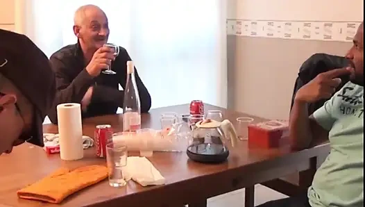 Güzel Bir MILF Komşuların Gürültüsünden Şikayet Ediyor Ve Toplu Seks Yapıyor