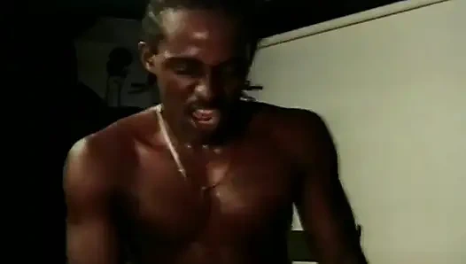 Büyük memeli orta yaşlı seksi kadın yüze boşalmaya kadar büyük zenci yarağına biniyor